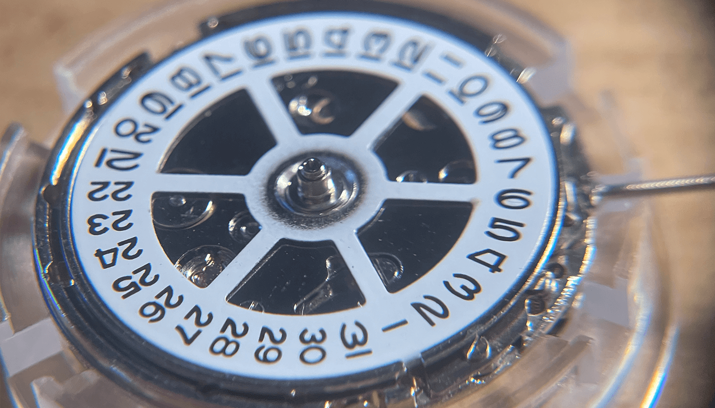 Close up of 2813 movement and date wheel