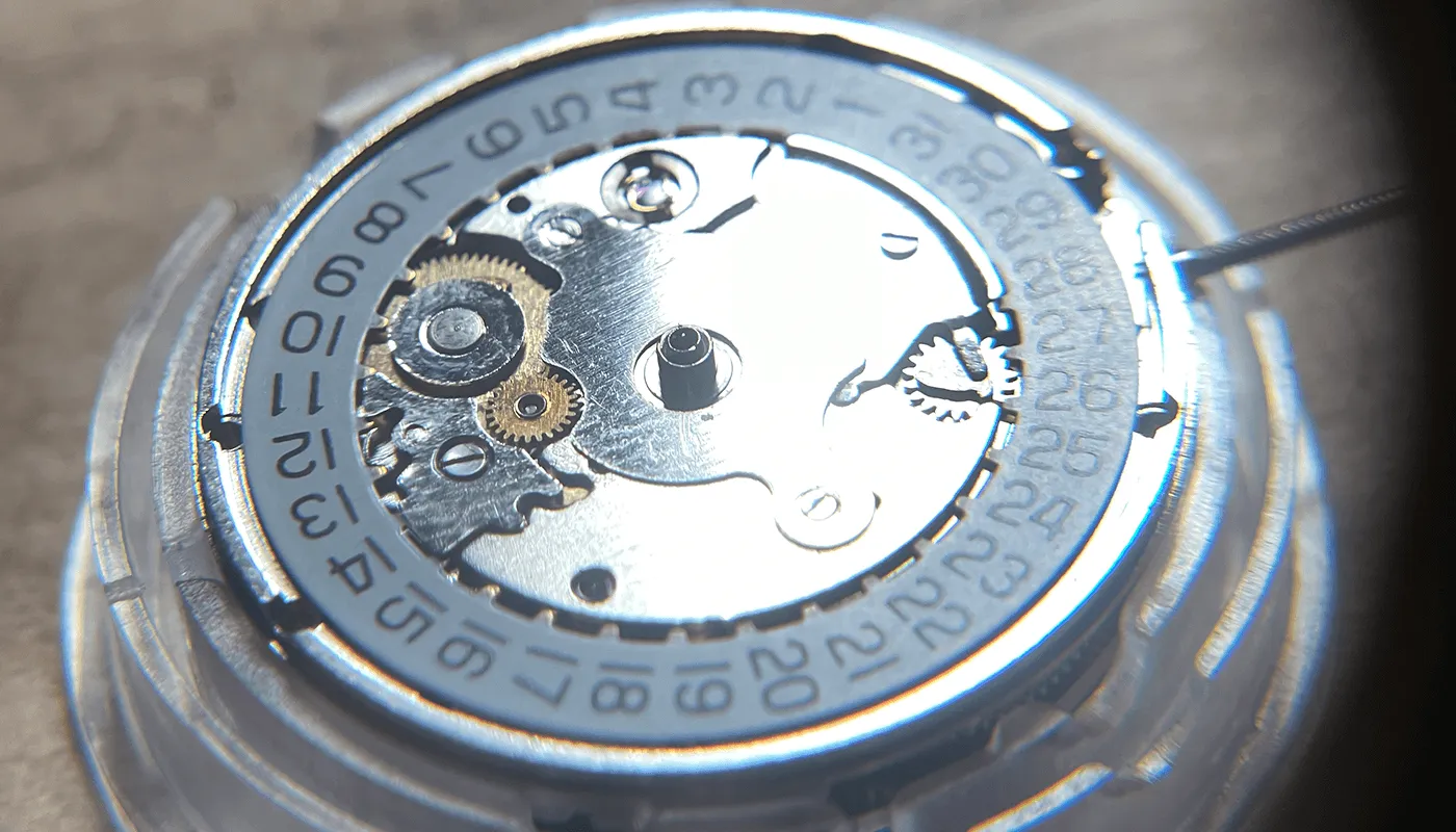 Close up of 2824 movement and date wheel
