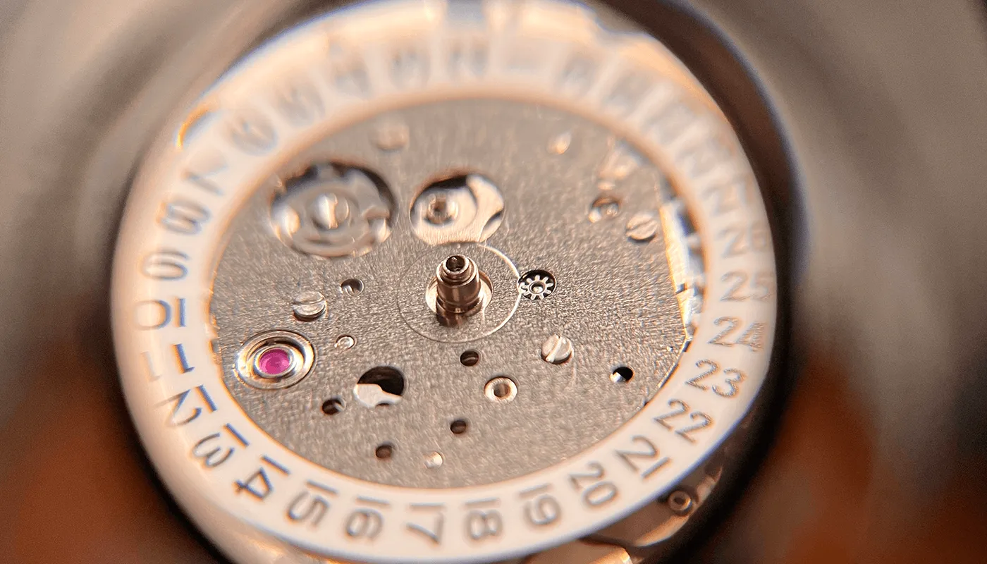 Close up of 8215 movement and date wheel